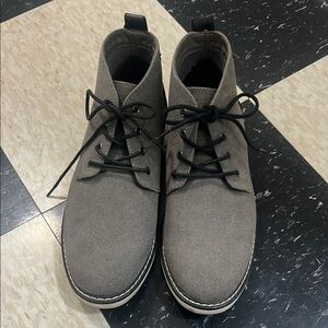 London Fog Gray Chukka Boots with Minimalist Design